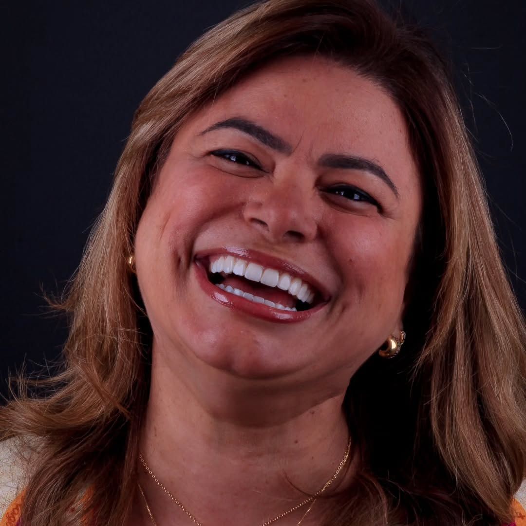 Paciente sorrindo com lentes em resina