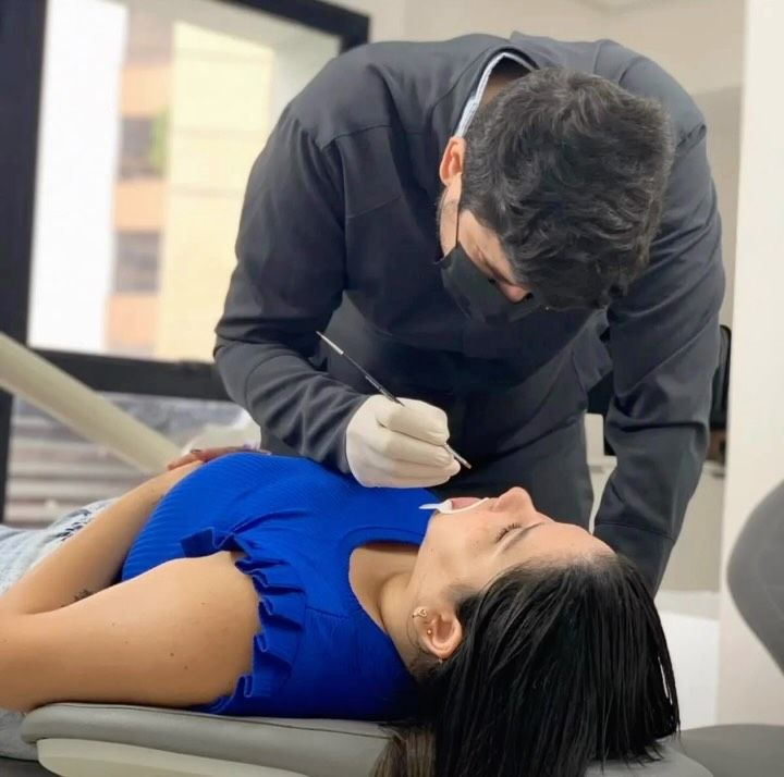 Dr. Daniel Ferreira avaliando o sorriso de uma paciente